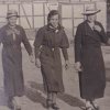 Frauen auf den Weg zur Kirche 